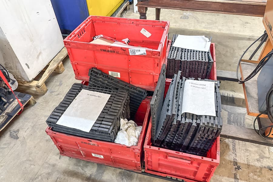 Palette mit Werkstattmatten